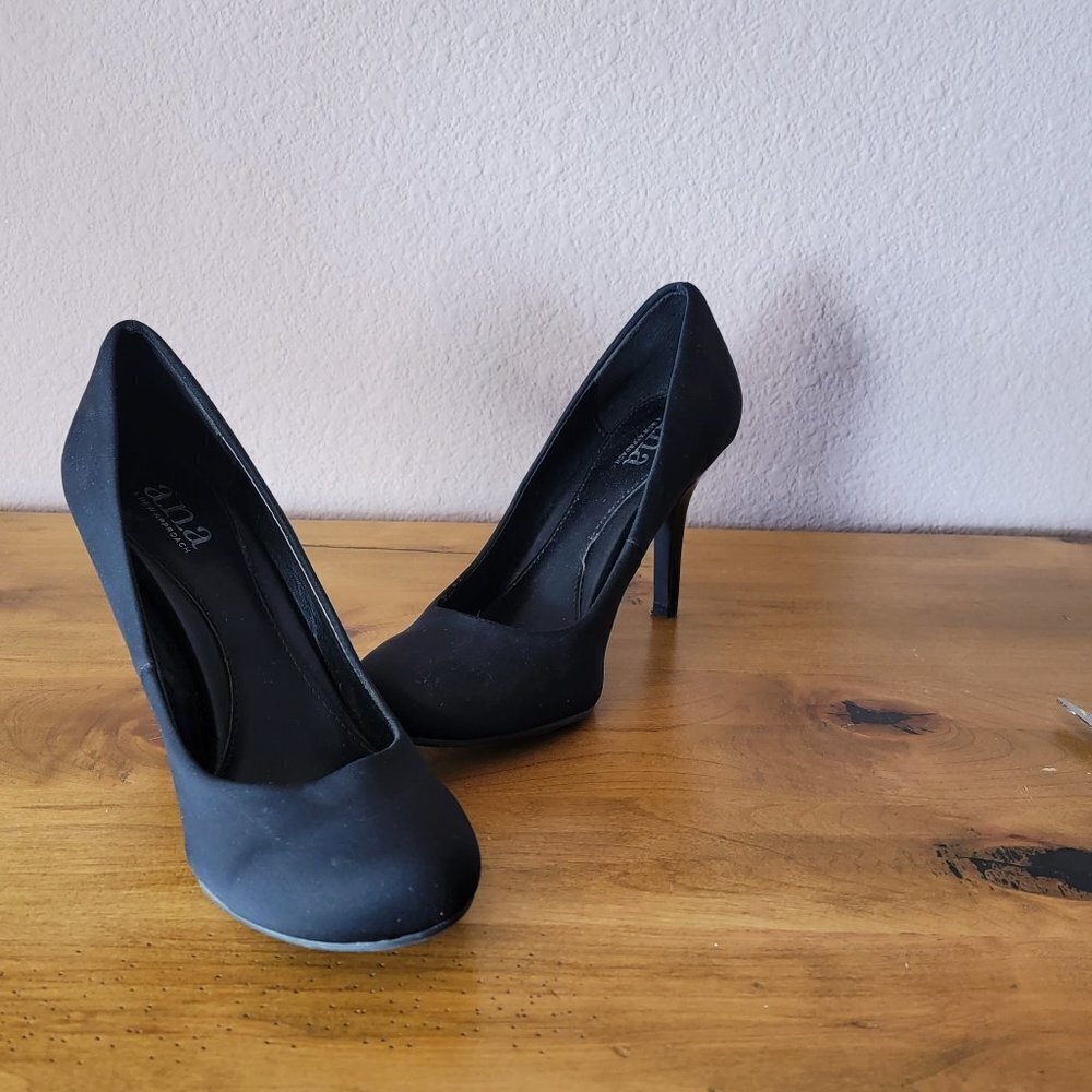 a.n.a. Black High Heel Fabric Top Shoes in Size 8M